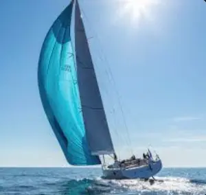 Яхта у необитаемого острова в Эгейском море